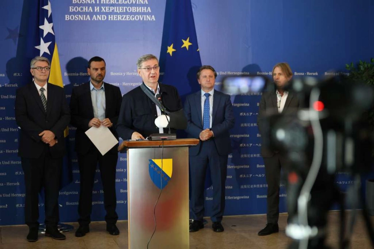 Dodik državu razvaljuje milijunima i lobiranjem, tzv. probosanske stranke ju brane memorandumom!?